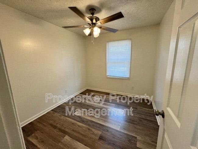 Building Photo - 4846 Maplewood Dr