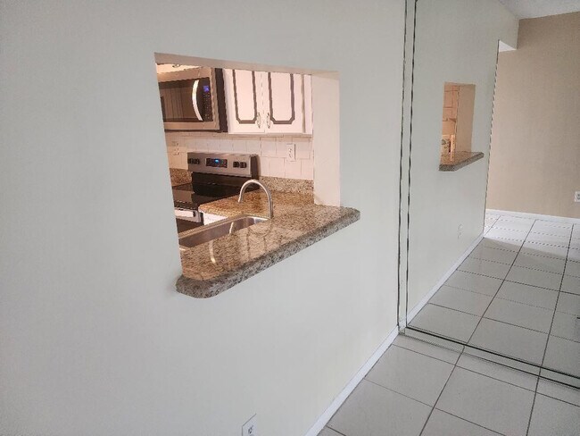 Building Photo - 3591 Inverrary Dr