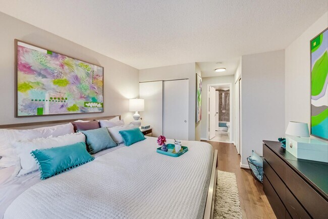 Building Photo - 2-bedroom, 1-bath condo in the sought-afte...