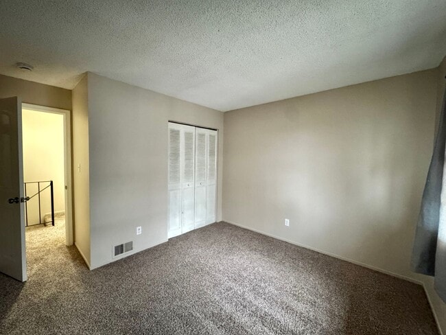 Building Photo - Cozy condo in Auburn