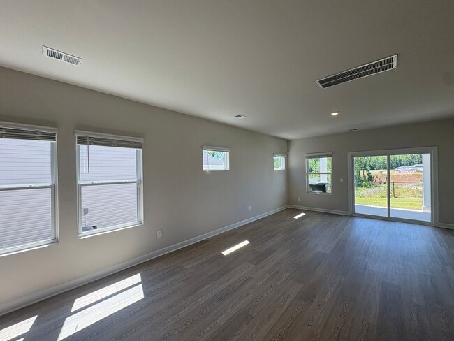 Building Photo - Beautiful Home with Space, Comfort & Modern Convenience
