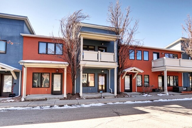 Building Photo - Renovated 1 Bedroom 1 Bathroom Townhome in the Posh Steel Yards Development! Available July 2025