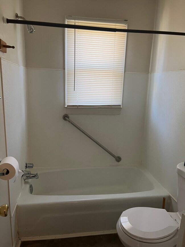 Building Photo - 319 Britton St