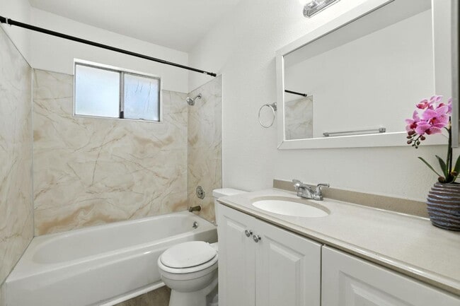 Building Photo - Gorgeous 2 Bed Condo in Foothill Farms