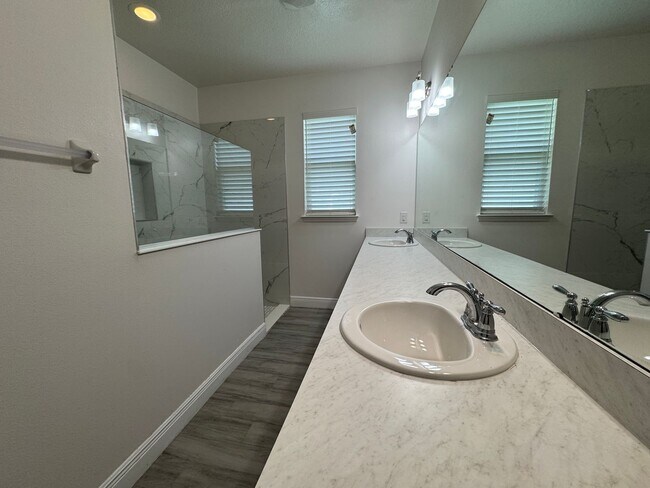 Building Photo - 2980 Scarlett Dr