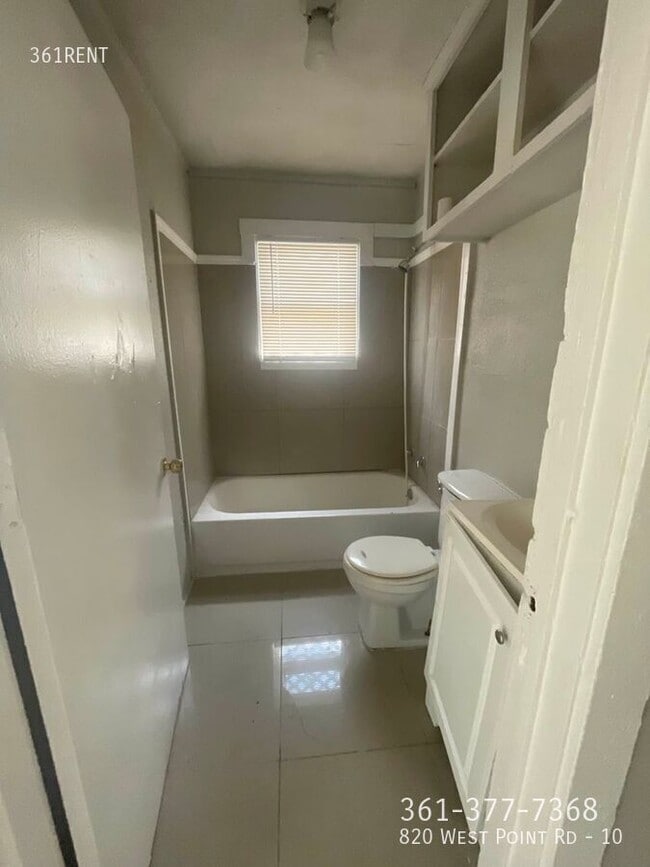 Building Photo - 820 W Point Rd