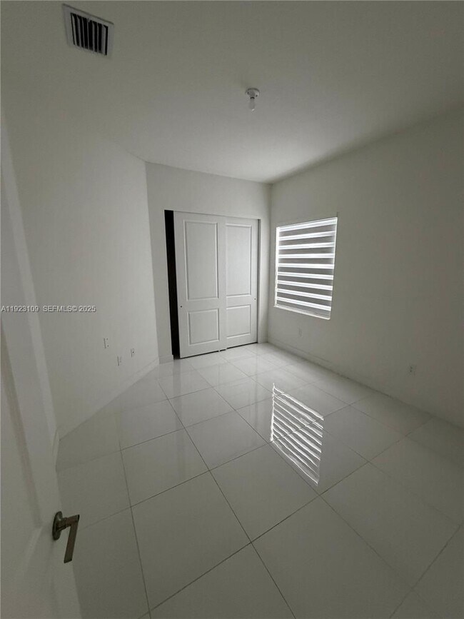 Building Photo - 4398 SW 173rd Ave