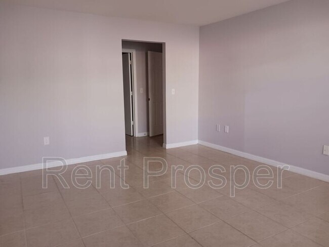 Building Photo - 4180 Versailles Dr