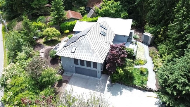 Building Photo - Lovely Clinton Home with Great Light and Pet Friendly!