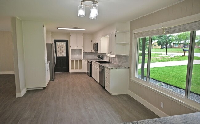 Building Photo - 5204 Bedford St