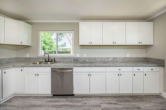 Building Photo - 300 Riomar Dr