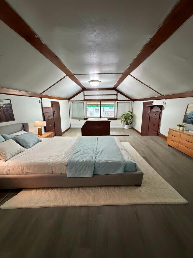 Building Photo - 120 Peale St