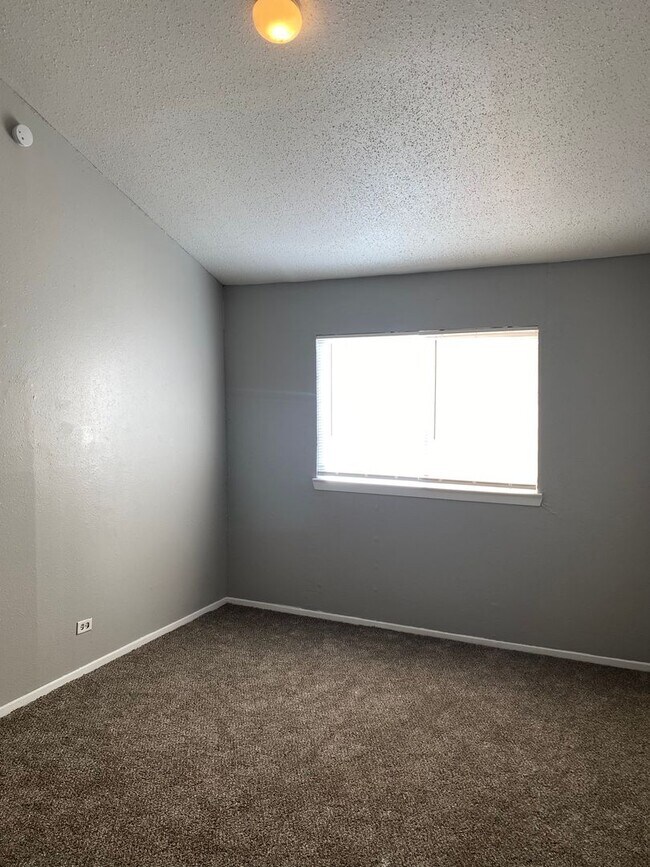 Building Photo - BRIGHTWAY MANOR APARTMENTS |Spacious 1-Bedroom