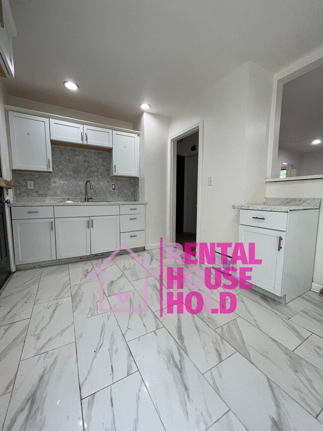 Building Photo - ~ 3 BEDROOM 1 BATH BUNGALOW FREE PRE-SCREEN