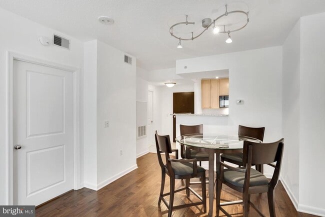 Building Photo - 851 N Glebe Rd