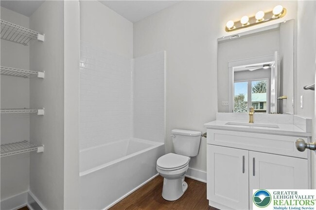 Building Photo - 1674 Best Pl