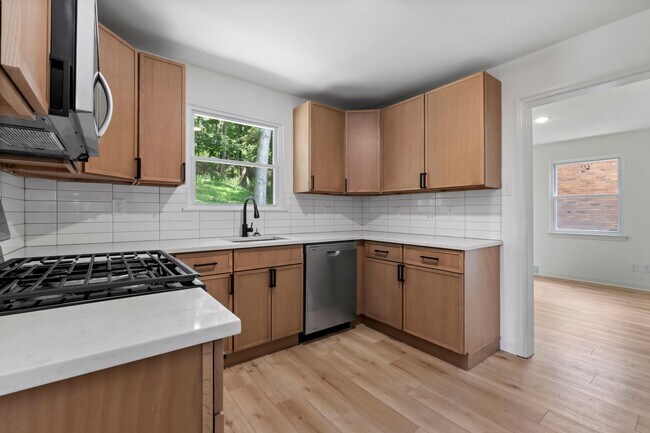 Building Photo - AVAILABLE NOW! RENOVATED 3-BEDROOM!