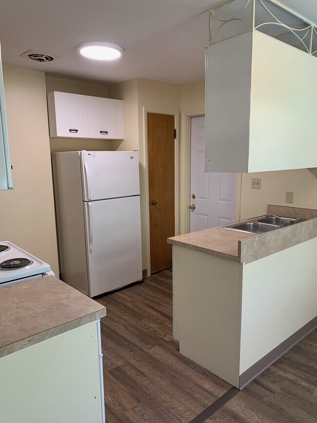 Kitchen with new appliances - 419 Taylor Rd