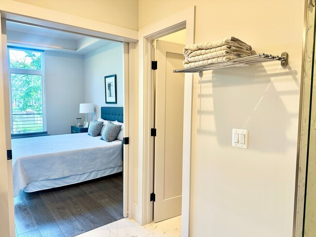 Building Photo - 2 Bedroom 2.5 Bathroom Penthouse with Park...