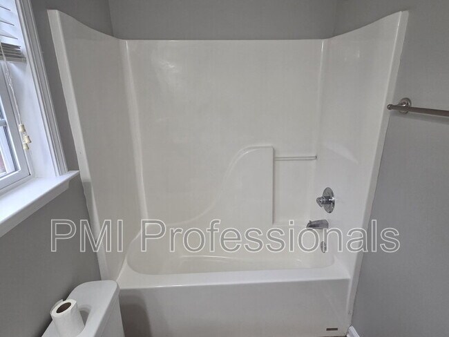 Building Photo - 617 Rambush Dr