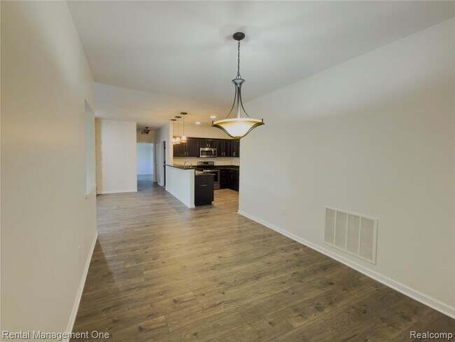 Building Photo - 5637 Twin Oaks Dr