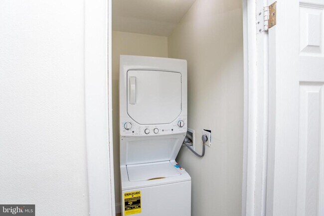 Building Photo - 857 Street Rd