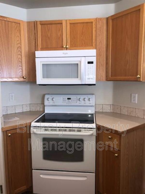 Building Photo - 533 N Grove Way