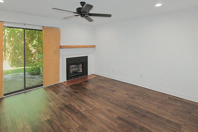 Building Photo - 2 Bedroom Condo In South Park!