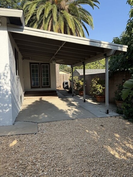 Building Photo - 688 Atchison St