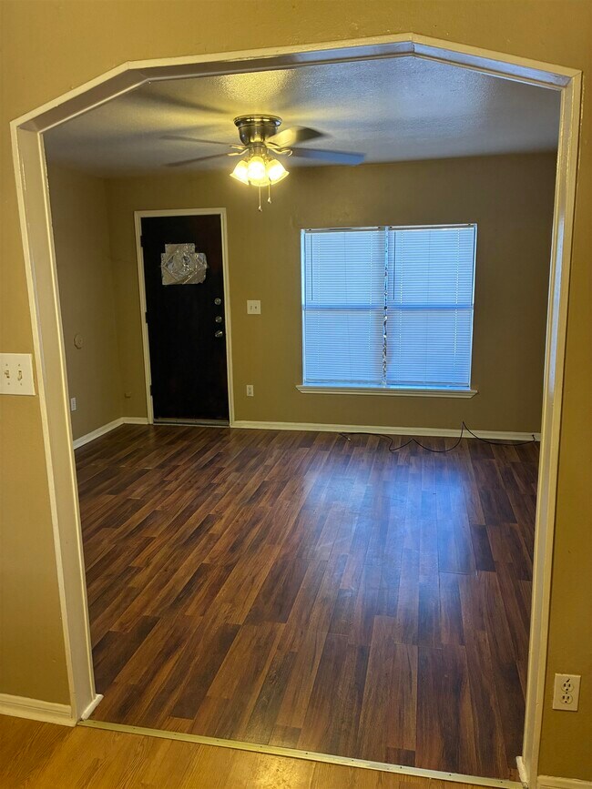 Building Photo - 800 S Vandeveer St