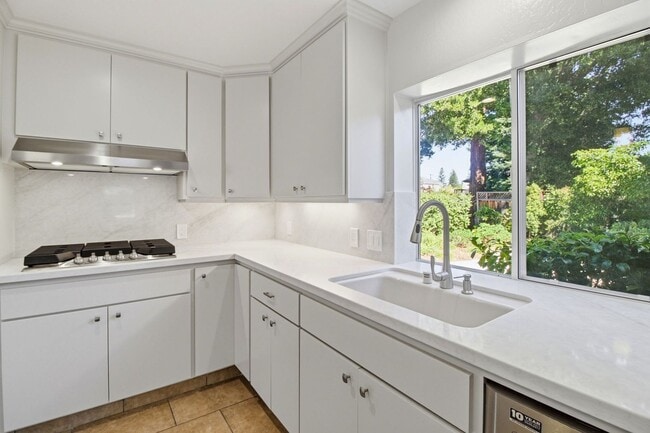 Building Photo - Remodeled 3-Bedroom 2.5-Bathroom Barron Park Home