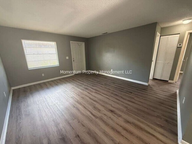 Building Photo - Cute & Quaint 2 Bedroom in Tampa!! READY NOW!!