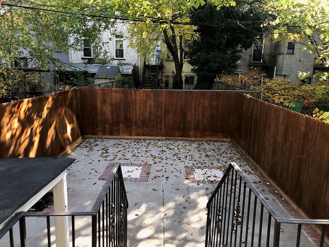 Building Photo - 712 Lexington Ave