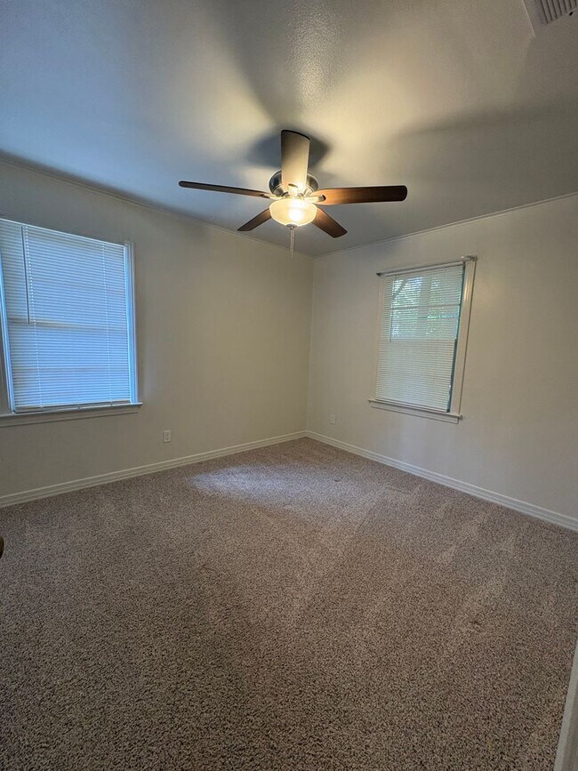 Building Photo - Beautiful 4 bedroom/1 bath with Central Air & Heat on Corner Lot