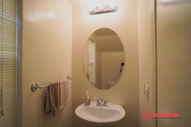 Building Photo - Stunning 2 Story Home!