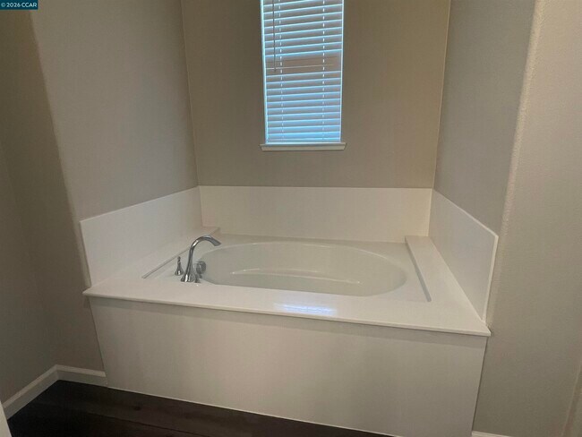 Building Photo - 777 Country Club Dr