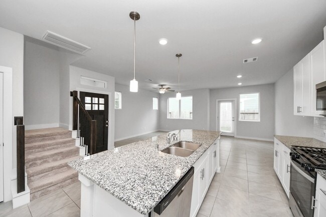 Building Photo - 3830 Glossy Lk Dr