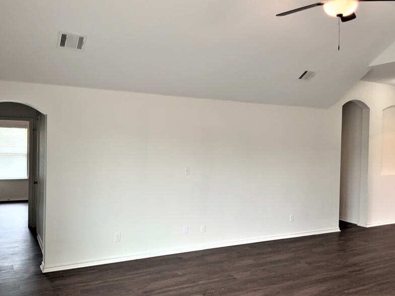 Building Photo - 1212 Gardenia Ln
