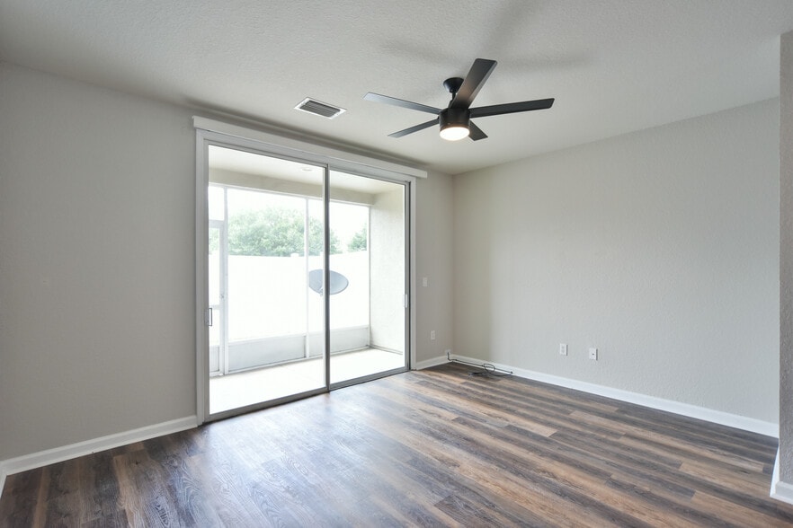 Building Photo - 4490 SW 49th Ave
