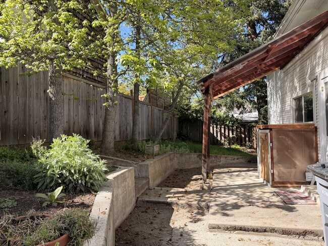 Building Photo - 227 Meade St