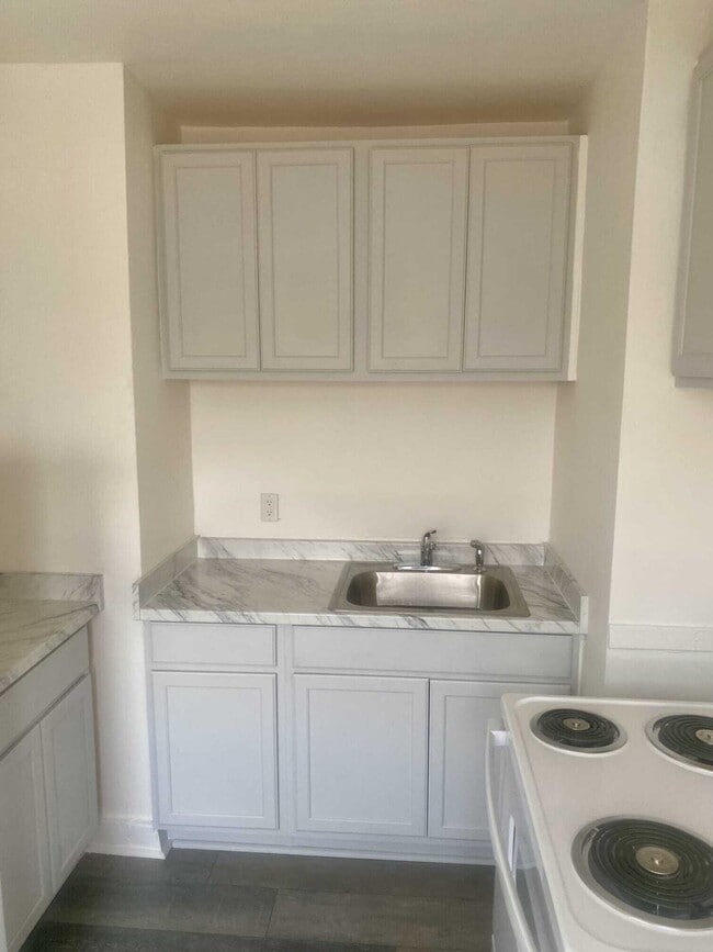 Building Photo - 14069 Saratoga Ave