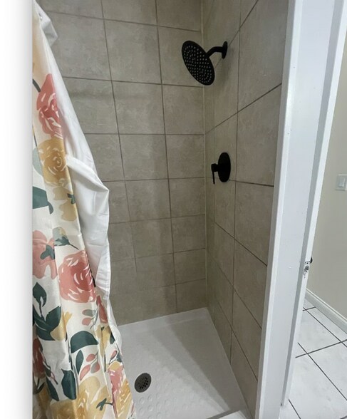 Building Photo - 1308 N Gladstone Ave