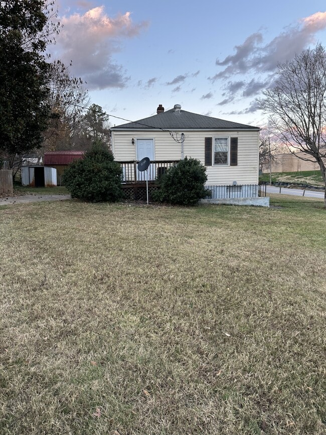 Building Photo - 717 Melrose Ave