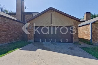 Building Photo - 834 Courtenay Pl