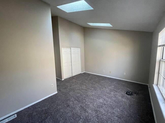 Building Photo - 2 Bedroom 2 Bathroom Townhouse Near Quincy and Buckley!! **Special**