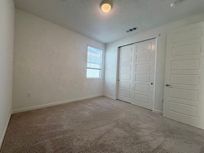 Building Photo - Beautiful 4 Bedroom 3 Full bath House with Solar in Gated Antioch Community