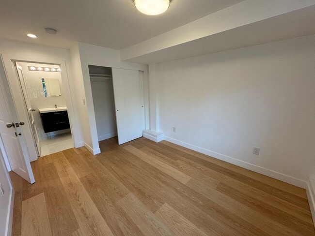 Building Photo - Spacious 5BR/6BA Updated Home with Private...