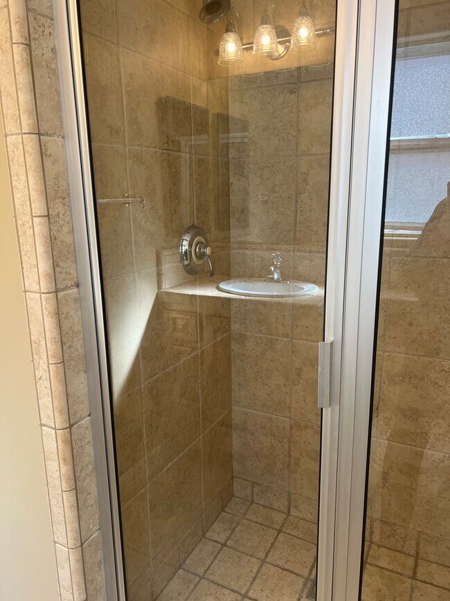 Building Photo - Custom home 1 block to ocean