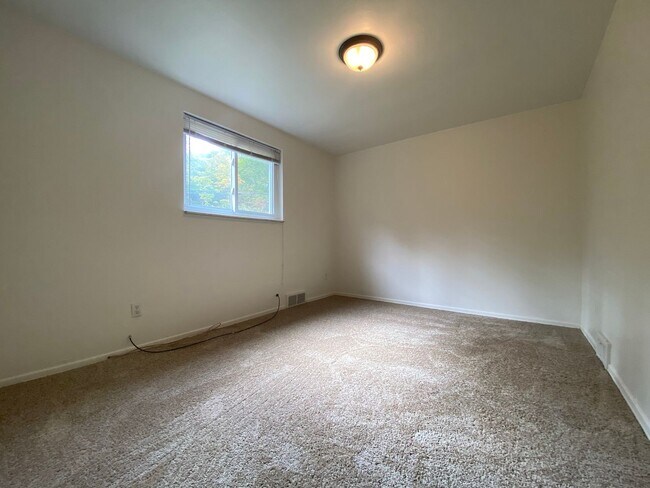 Building Photo - Spacious 2 Bedroom Townhouse at Chapel Place! Amazing Penn Hills Location! Call Today!