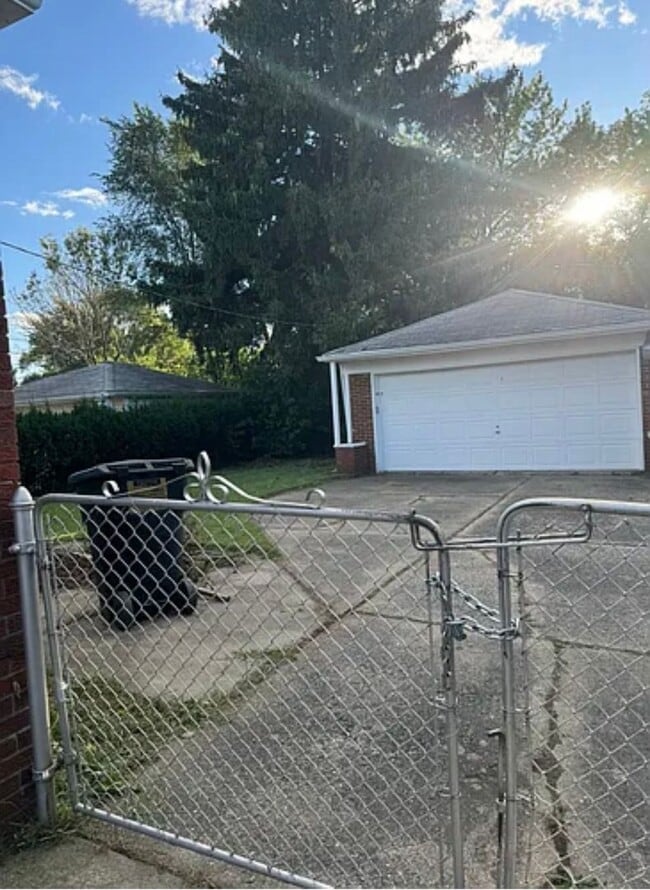 Building Photo - 3 bedroom brick ranch